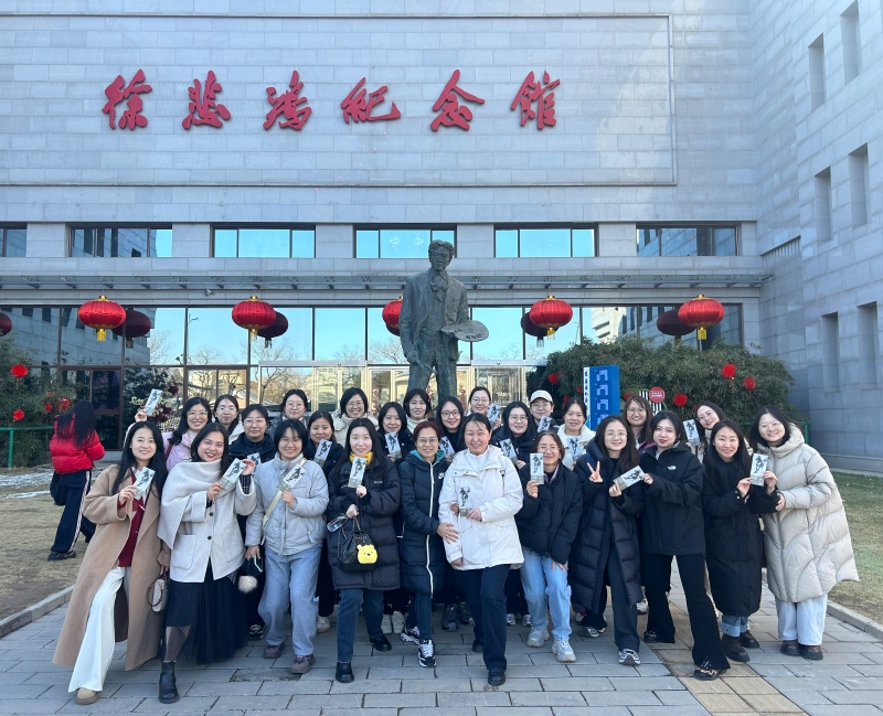 三月春風(fēng)暖藝苑 巾幗奮進綻芳華——農(nóng)墾中心組織女職工參觀徐悲鴻紀念館馬主題精品展