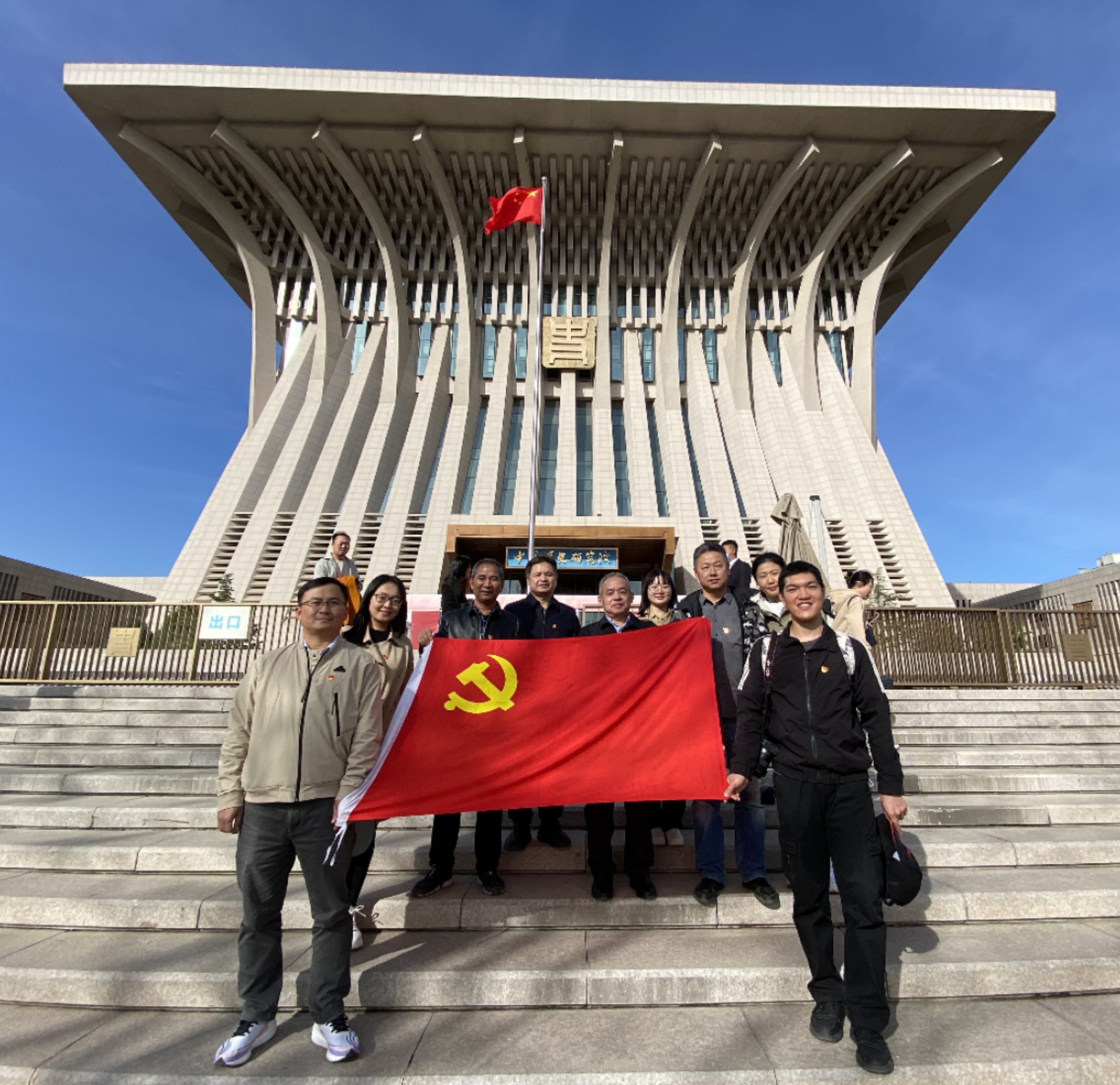 以史為鑒強(qiáng)黨性，領(lǐng)悟初心共前行