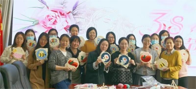 穿梭于方寸之間，感受傳統(tǒng)與現(xiàn)代的交融 ——農(nóng)墾中心舉辦“巧手展風(fēng)采，綻放‘她力量’”活動(dòng)慶?！叭恕眿D女節(jié)